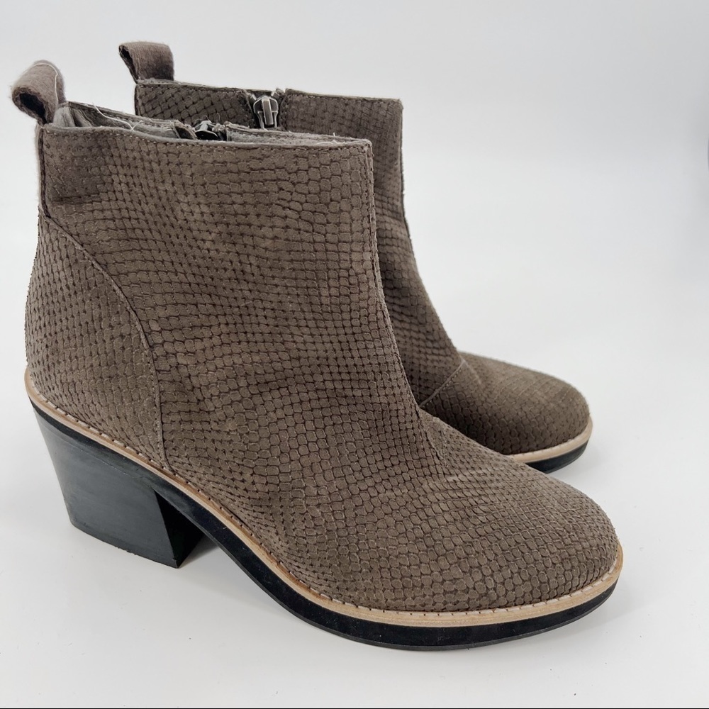 𝅺EILEEN Fisher grey suede textured ankle boots size 10